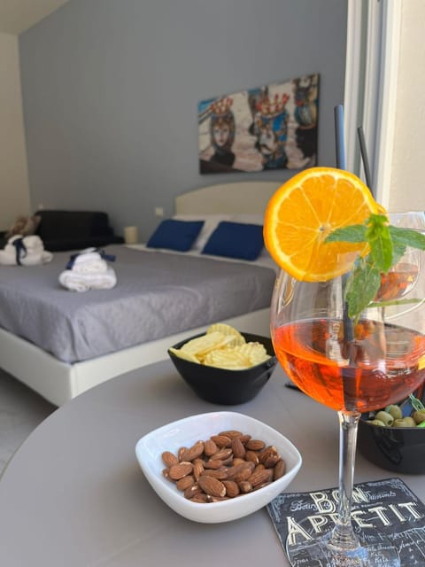 Bed, Photo of the whole room, Food