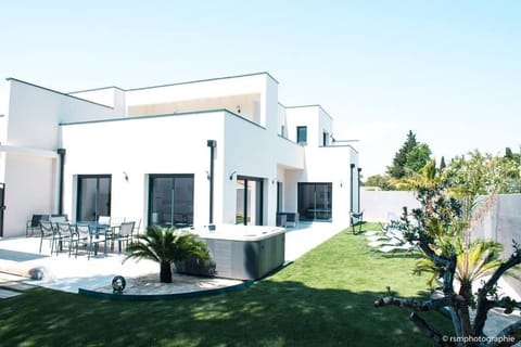 Property building, Patio, Garden, Hot Tub, Garden view