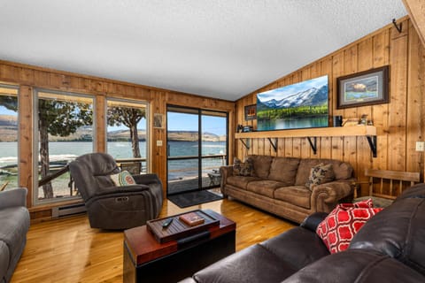 The Meadowlark Cabin Cabin in Flathead Lake