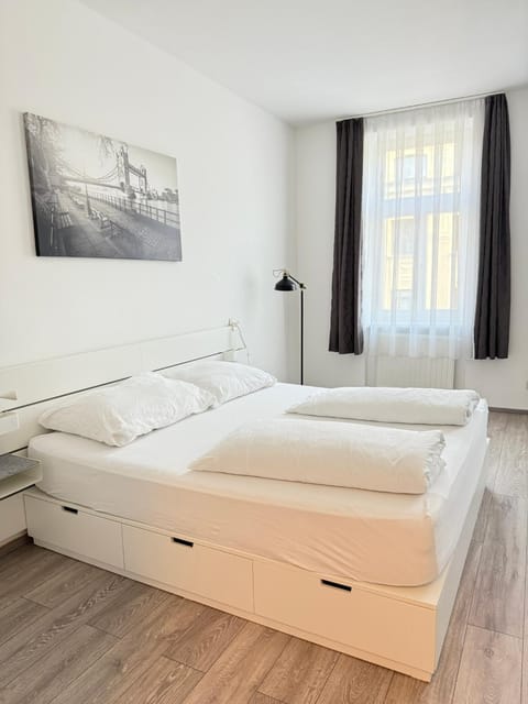 Bed, Living room, Photo of the whole room, Seating area, Bedroom