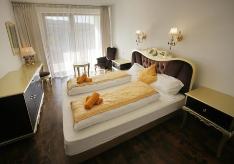 Photo of the whole room, Decorative detail