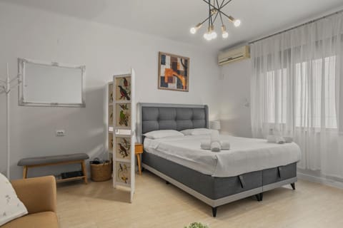 Bed, Living room, air conditioner