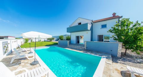 Property building, Pool view, Swimming pool, sunbed