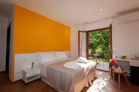 Bed, Bathroom, Balcony/Terrace, Photo of the whole room, Bedroom, oven, towels, air conditioner
