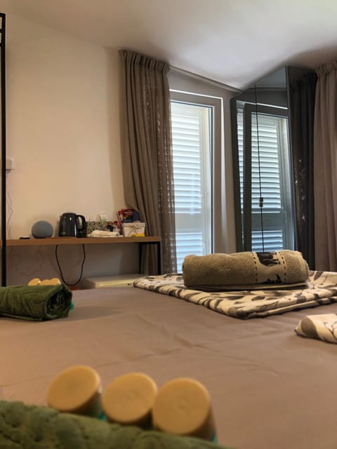 Bed, Photo of the whole room, Bedroom, towels