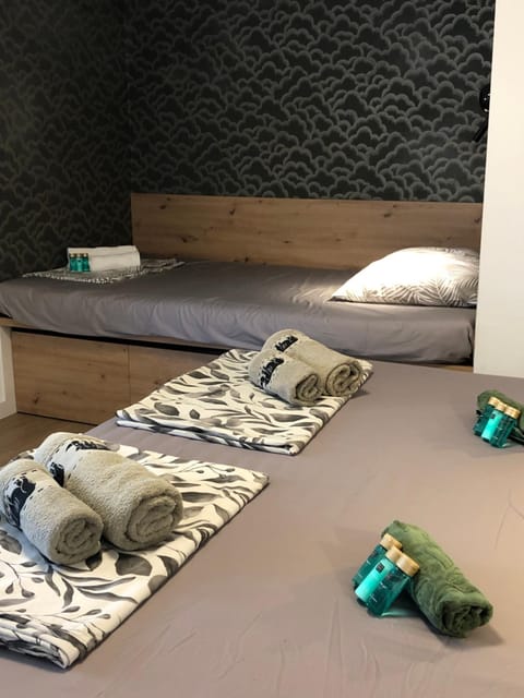 Bed, Photo of the whole room, Bedroom, towels