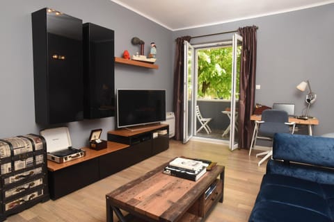 TV and multimedia, Living room, Evening entertainment