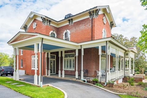 One of These Nights - King Sized Bed - Sleeps 2 Bed and Breakfast in Madison Heights