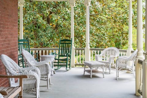 One of These Nights - King Sized Bed - Sleeps 2 Bed and Breakfast in Madison Heights