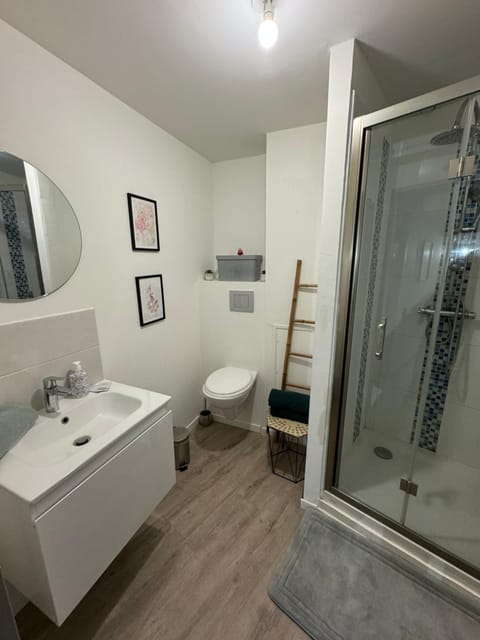 Shower, Bathroom, towels