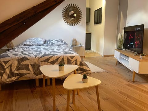 Photo of the whole room, Bedroom