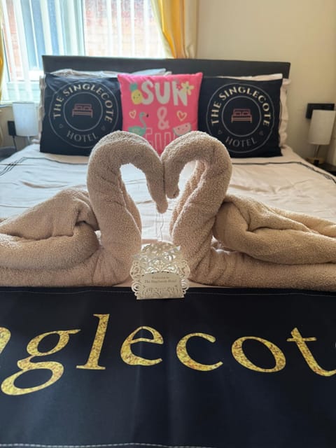 Bed, Bedroom, towels