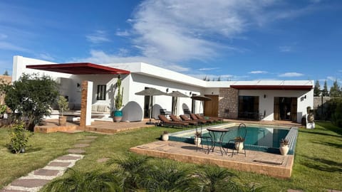 Property building, Garden view, Swimming pool, sunbed