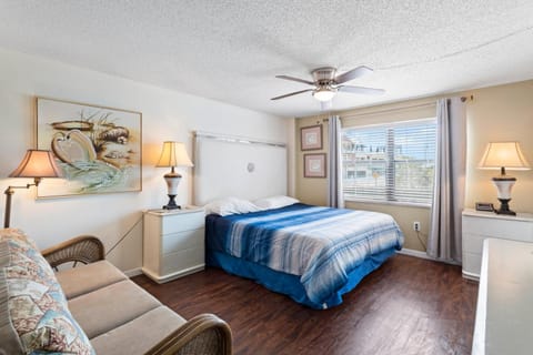 John’s Pass Views Spacious Condo Apartment in Madeira Beach
