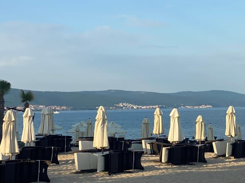 Nearby landmark, Day, Natural landscape, Lake view, Mountain view