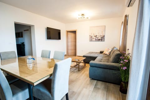 TV and multimedia, Living room, Seating area, Dining area
