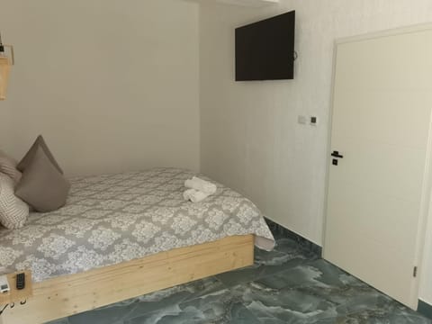 Bed, TV and multimedia, Photo of the whole room