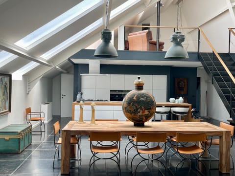 Kitchen or kitchenette, Living room, Seating area, Dining area