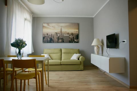 TV and multimedia, Living room, Seating area, Lunch
