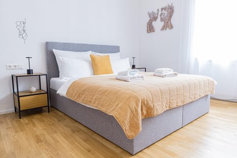 Bed, Bedroom, towels