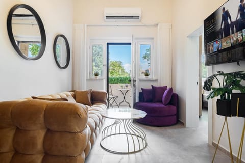 TV and multimedia, Living room, Seating area, air conditioner