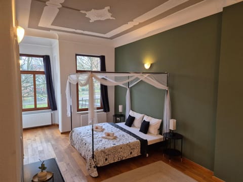 Photo of the whole room, Bedroom