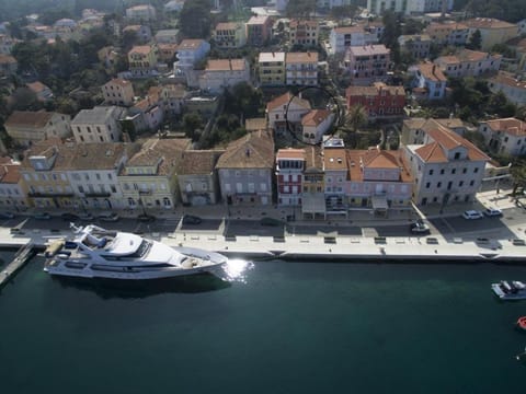 Facade/entrance, Bird's eye view