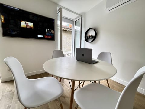 Seating area, Dining area
