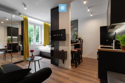 Bed, TV and multimedia, Kitchen or kitchenette, Photo of the whole room, Seating area, Dining area, Bedroom, microwave
