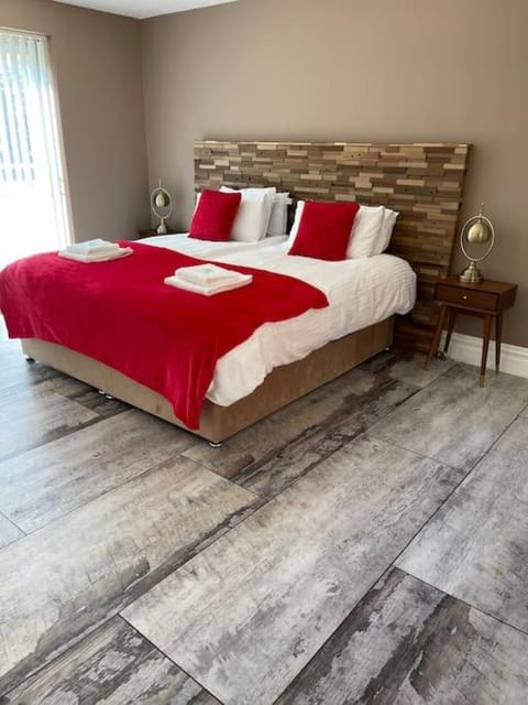 Luxury house with pool and hot tub - sleeps 16 House in England