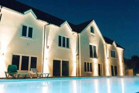 Luxury house with pool and hot tub - sleeps 16 House in England