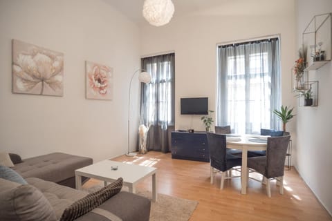 Communal lounge/ TV room, TV and multimedia, Living room, Seating area, Dining area