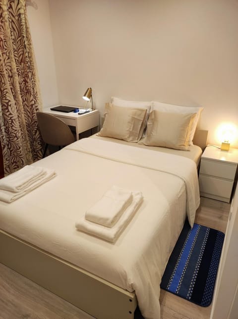 Bed, Living room, Photo of the whole room, Seating area, Bedroom