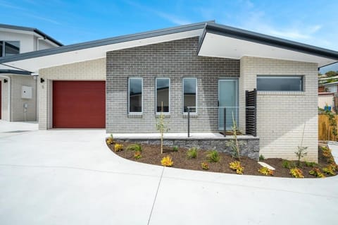 Villa No 5 Brand New close to shops 10 min Airport Villa in Bellerive