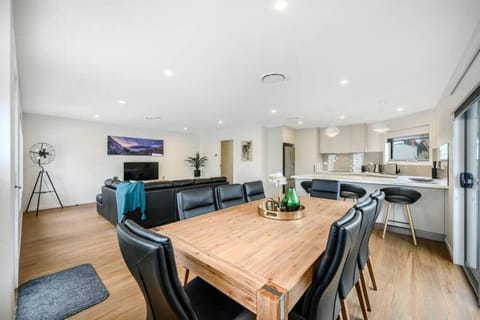 Villa No 5 Brand New close to shops 10 min Airport Villa in Bellerive