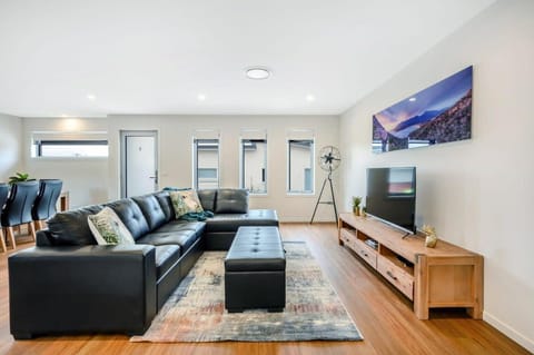 Villa No 5 Brand New close to shops 10 min Airport Villa in Bellerive