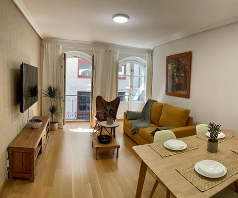 Communal lounge/ TV room, TV and multimedia, Living room, Seating area, Dining area