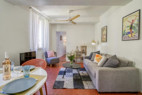 Living room, Seating area, Dining area, fireplace
