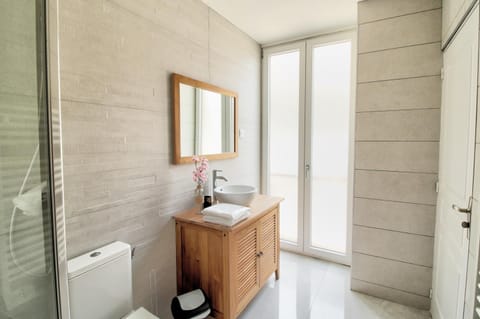 Toilet, Bathroom, towels