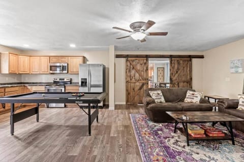 Kitchen or kitchenette, Seating area