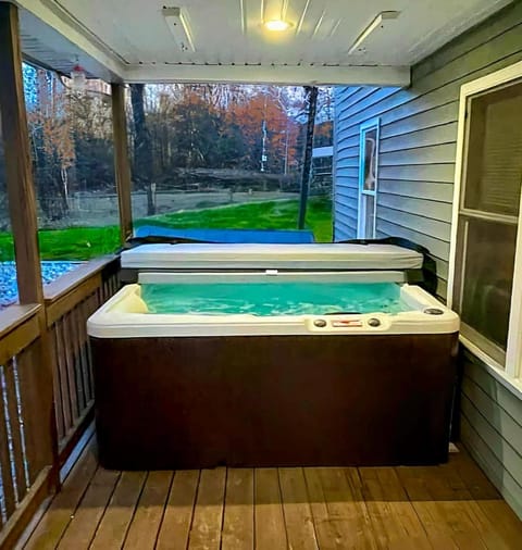 Hot Tub! LRG Home! Sleeps 24!Near Ithaca! Dogs OK Apartment in Cayuga Lake