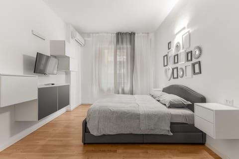 Photo of the whole room, Bedroom