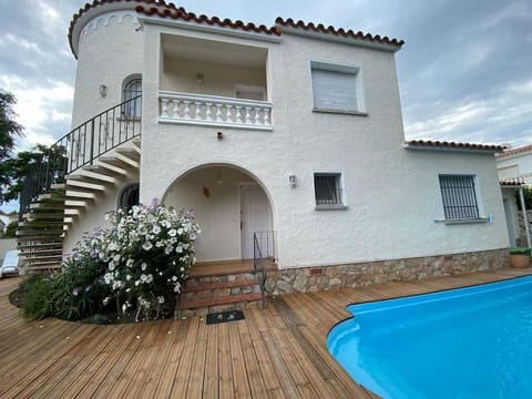 Property building, Patio, Balcony/Terrace