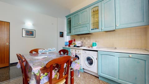 Kitchen or kitchenette, Dining area, stove