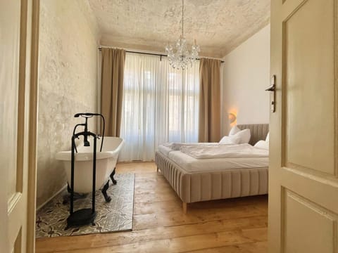 Bed, Photo of the whole room, Bedroom, Bath
