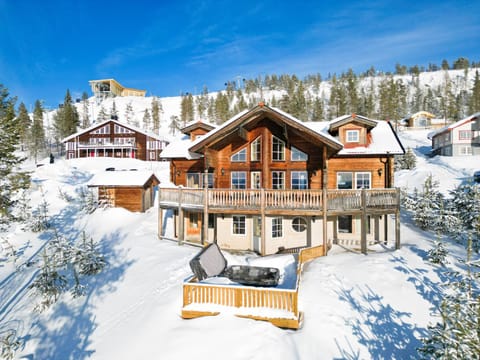 Property building, Day, Natural landscape, Winter, Mountain view