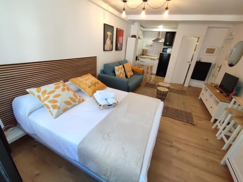 Photo of the whole room, Bedroom