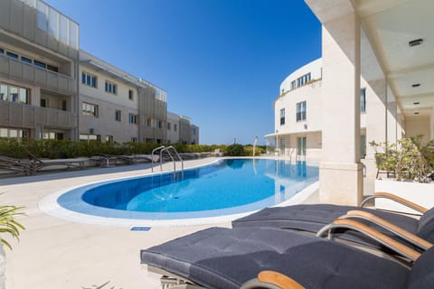 Property building, Patio, Day, Pool view, Swimming pool, Swimming pool, sunbed