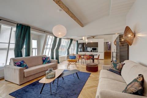 TV and multimedia, Kitchen or kitchenette, Living room, Seating area