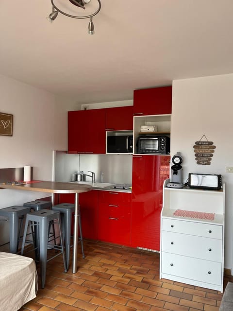 Élégant Studio au calme 2mn mer Wifi Clim Terrasse parking Apartment in Six-Fours-les-Plages